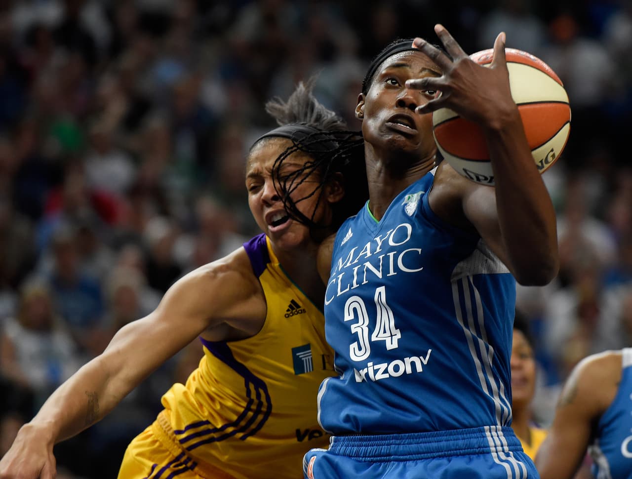 Sylvia Fowles (número 34) de Minnesota Lynx y Candace Parker de Los Angeles Sparks son la muestra de lo ajustadas que van las Finales de la WNBA. En este partido, Lynx se impuso 79-60 a Sparks en el Target Center en Minneapolis, Minnesota, pero la serie por el título va emparejada 2-2 y el quinto juego será este jueves.