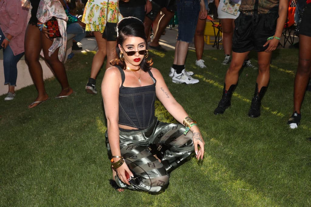 Su nombre real es Karly Marina Loaiza.