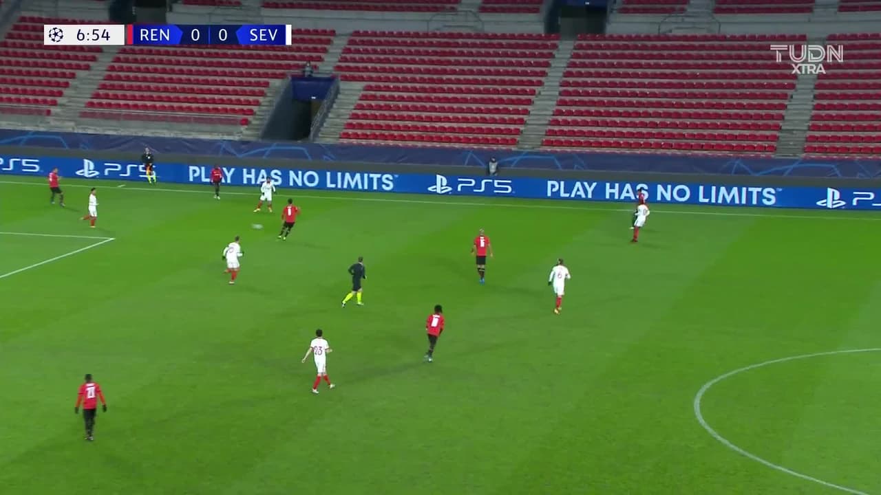 ¡CERCA! M'Baye Niang disparó que se estrella en el poste.