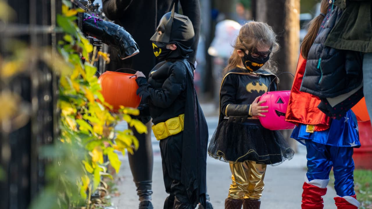¿Por qué debes tener cuidado con los dulces que reciben tus hijos en Halloween? Esto responden las autoridades