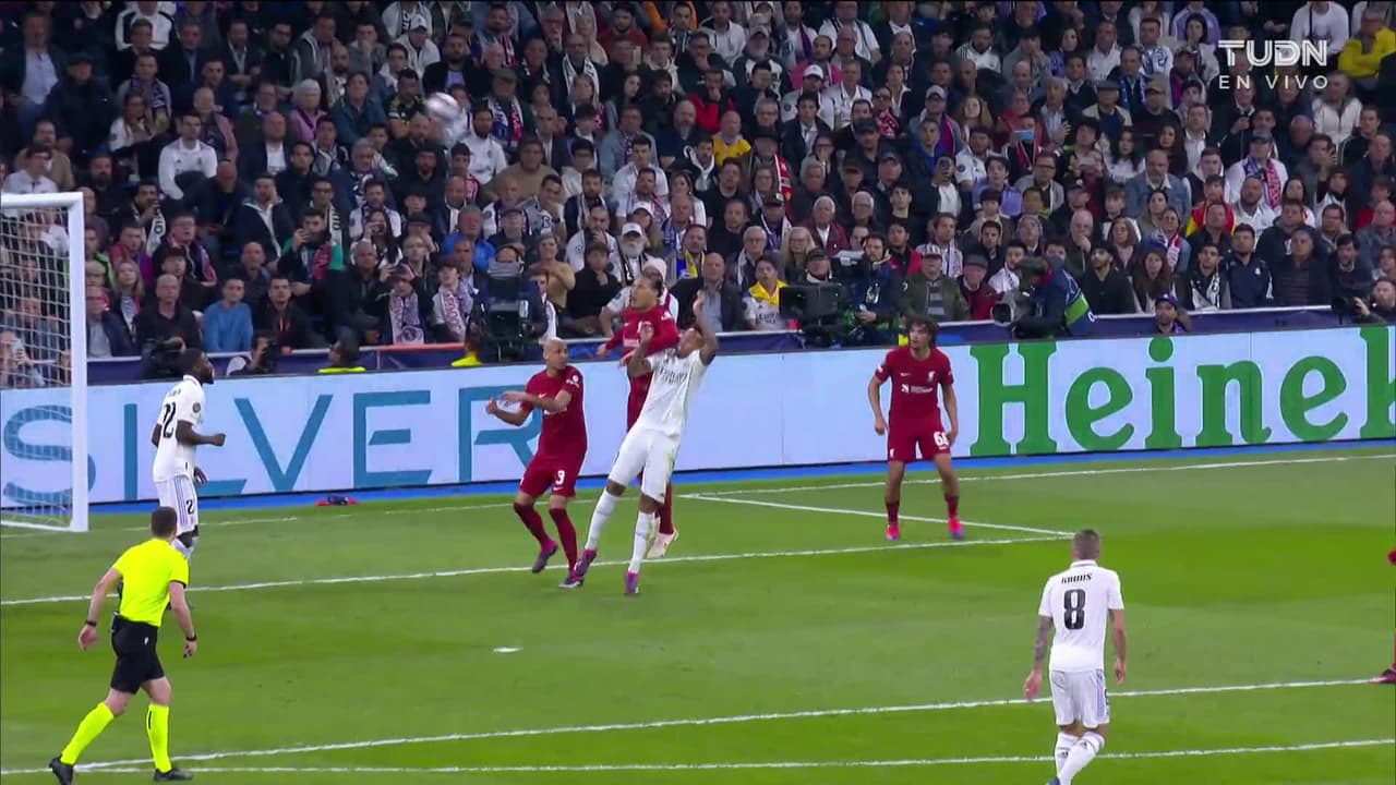 ¡TIRO ATAJADO! disparo por Vinícius Júnior.