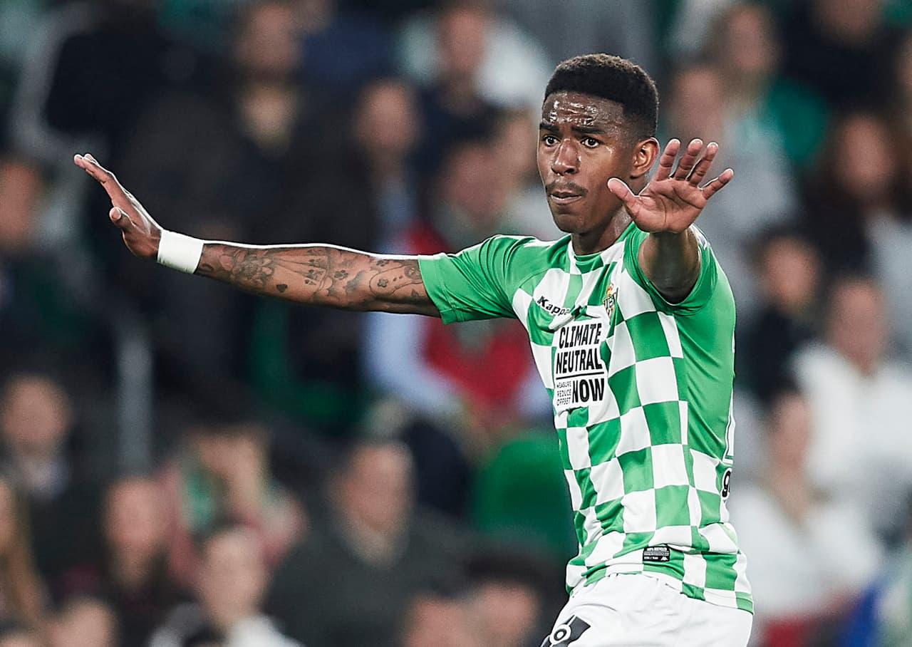 En el Betis ha jugado normalmente como carrilero izquierdo y se destaca por su potencia física, velocidad y capacidad ofensiva.