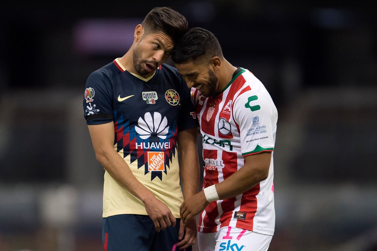 Oribe Peralta se encara con un rival que parece no estar muy preocupado por la amenaza del americanista.