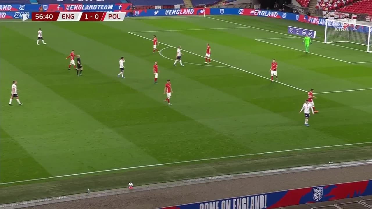 ¡GOL!  anota para Polonia. Jakub Moder