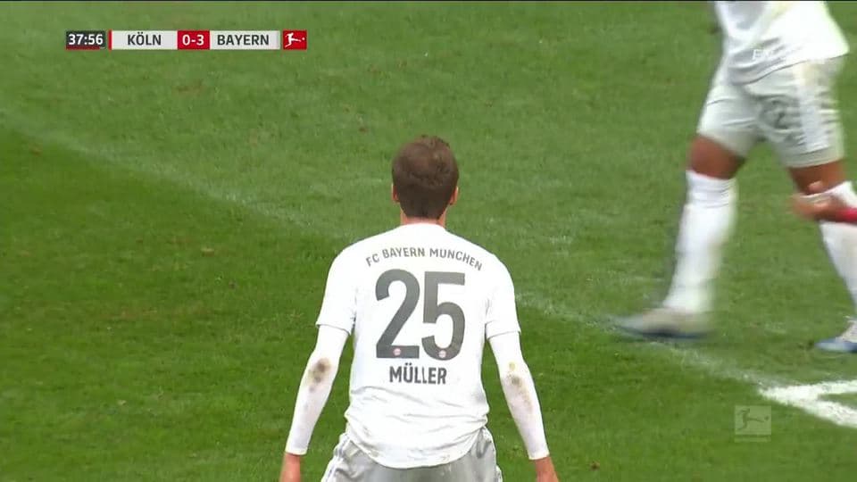 Tiro desviado de Thomas Müller