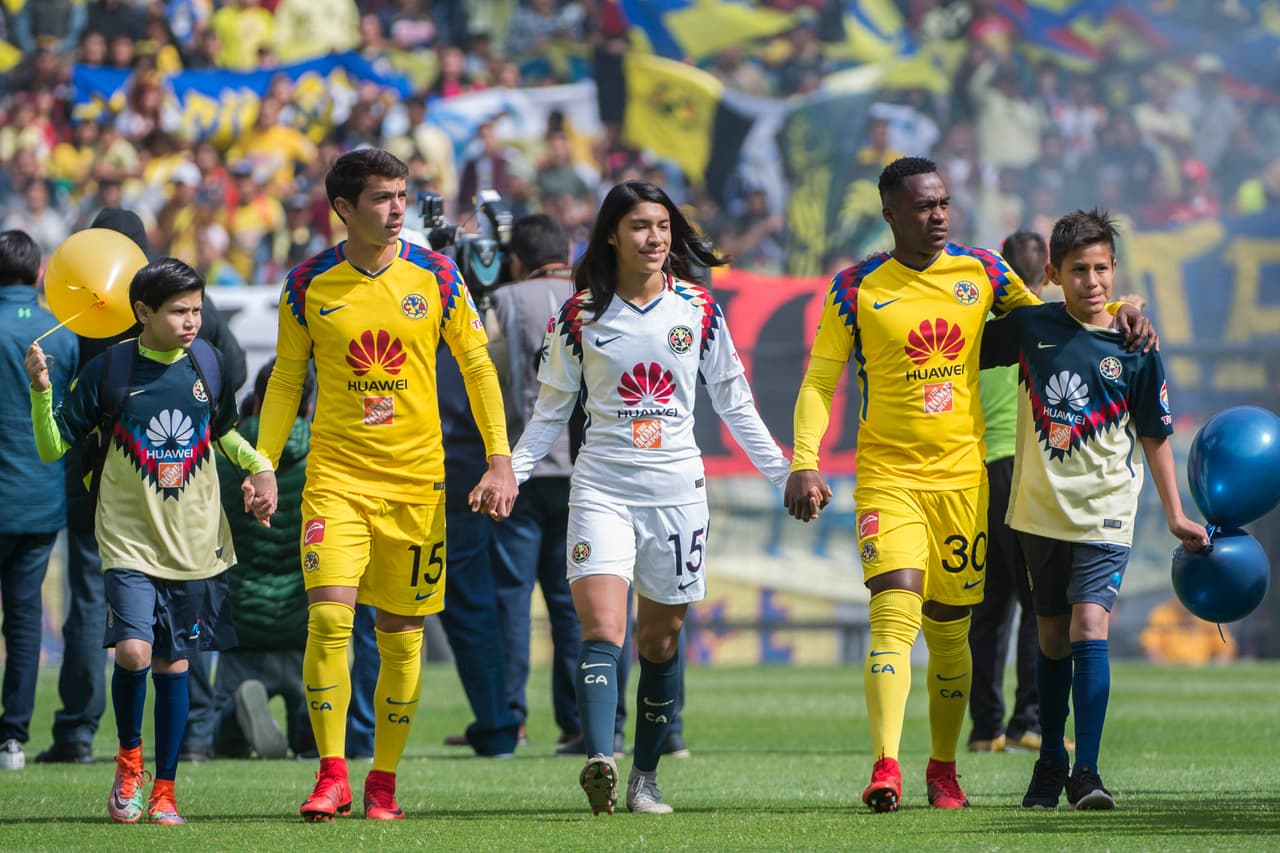 Las Águilas, tanto el equipo varonil y femenil, convivieron con los aficionados y se tomaron la foto oficial con ellos en el Estadio Azteca.