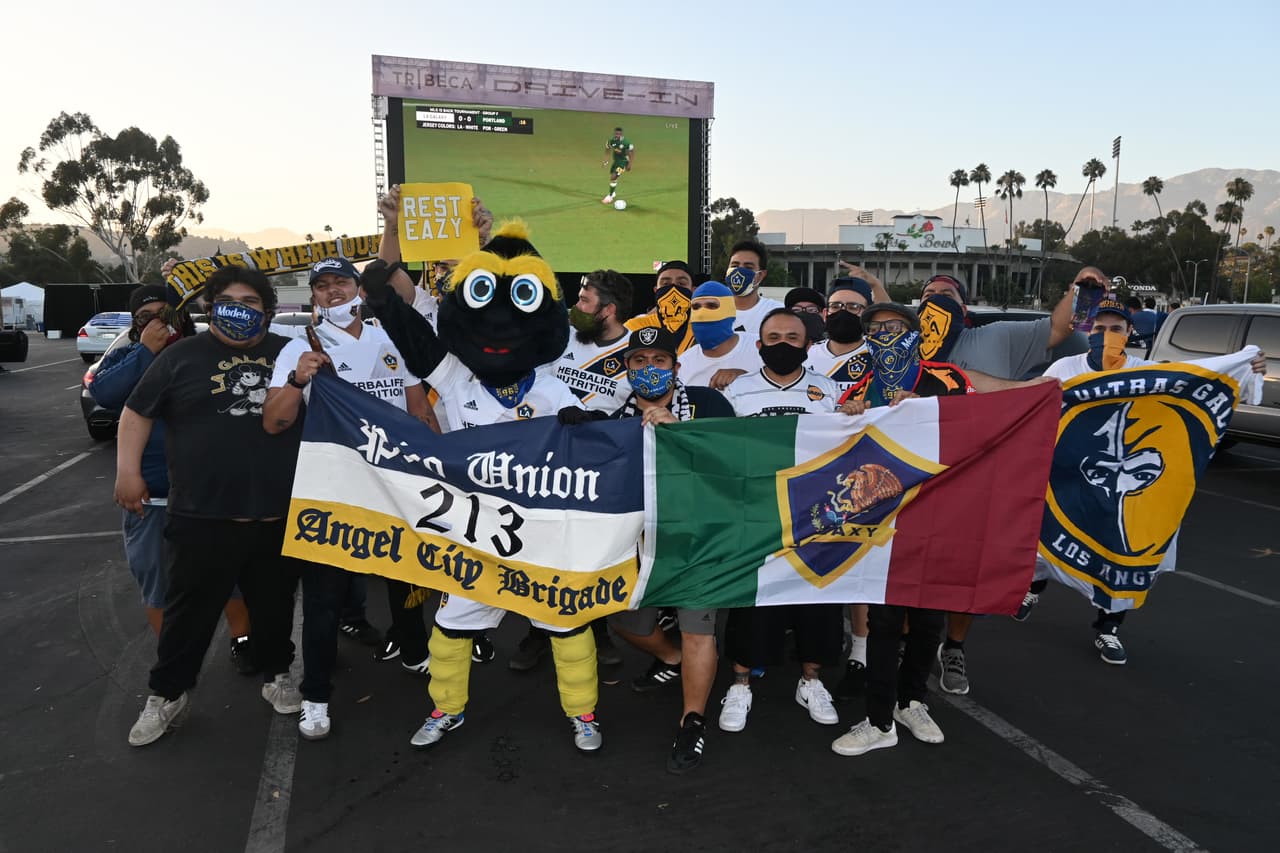 E incluso en tiempos de pandemia, el Rose Bowl Stadium fue un lugar de reunión de los aficionados de LA Galaxy para presenciar a través de una pantalla gigante los partidos de su equipo en el Torneo MLS is Back de 2020.
<br>