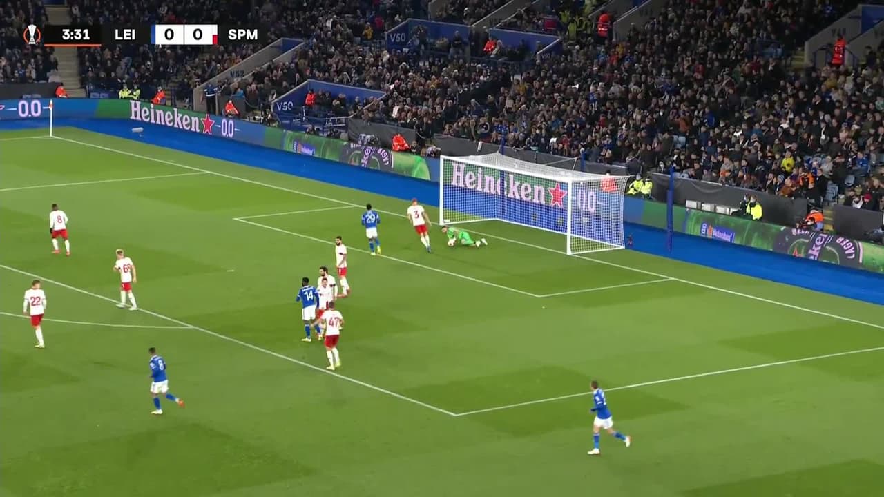 ¡TIRO ATAJADO! disparo por Kelechi Iheanacho.