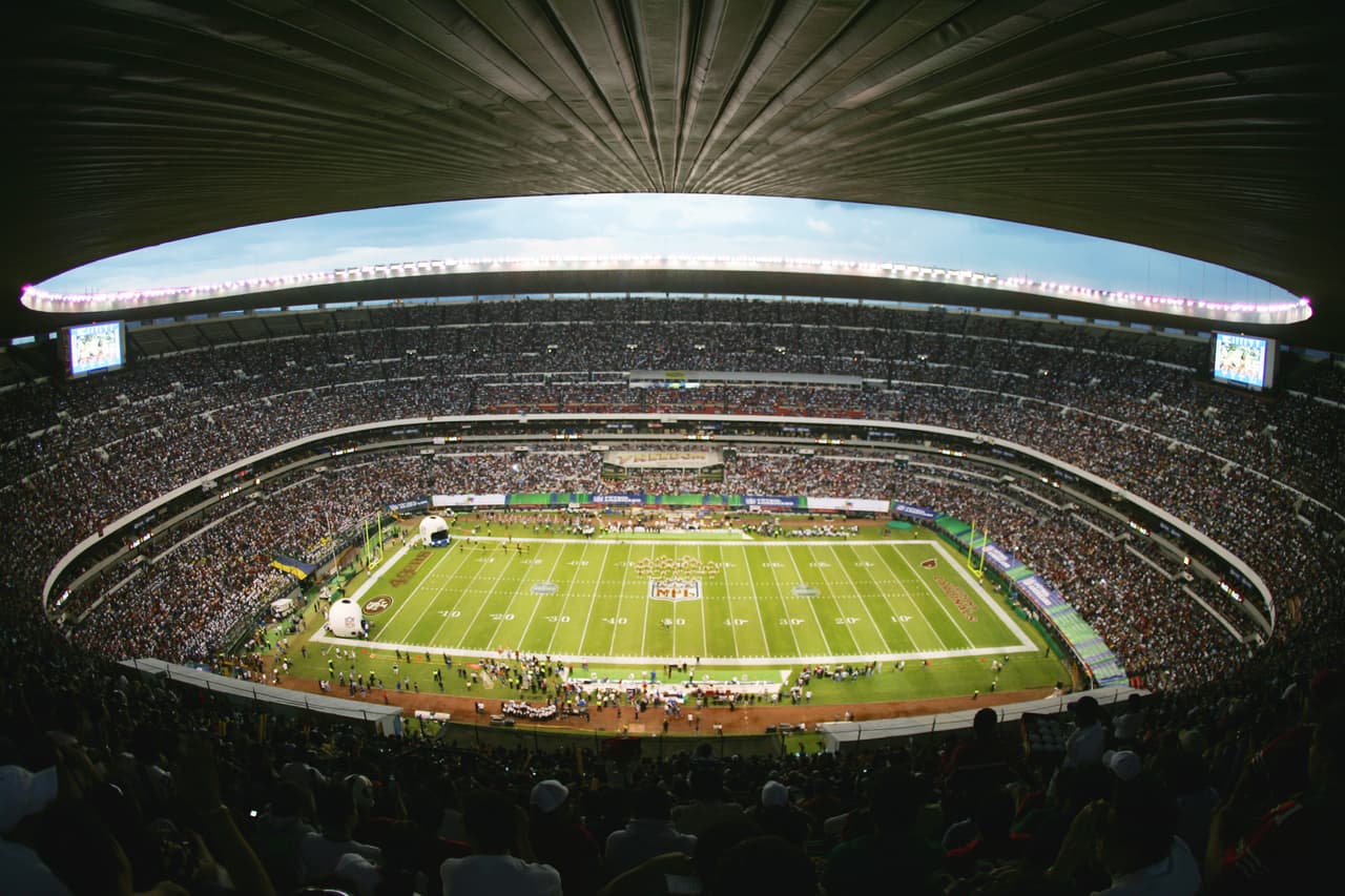 En el 2018, la NFL decide suspender el partido programado en la Ciudad de México por las pésimas condiciones del terreno de campo del Estadio Azteca.