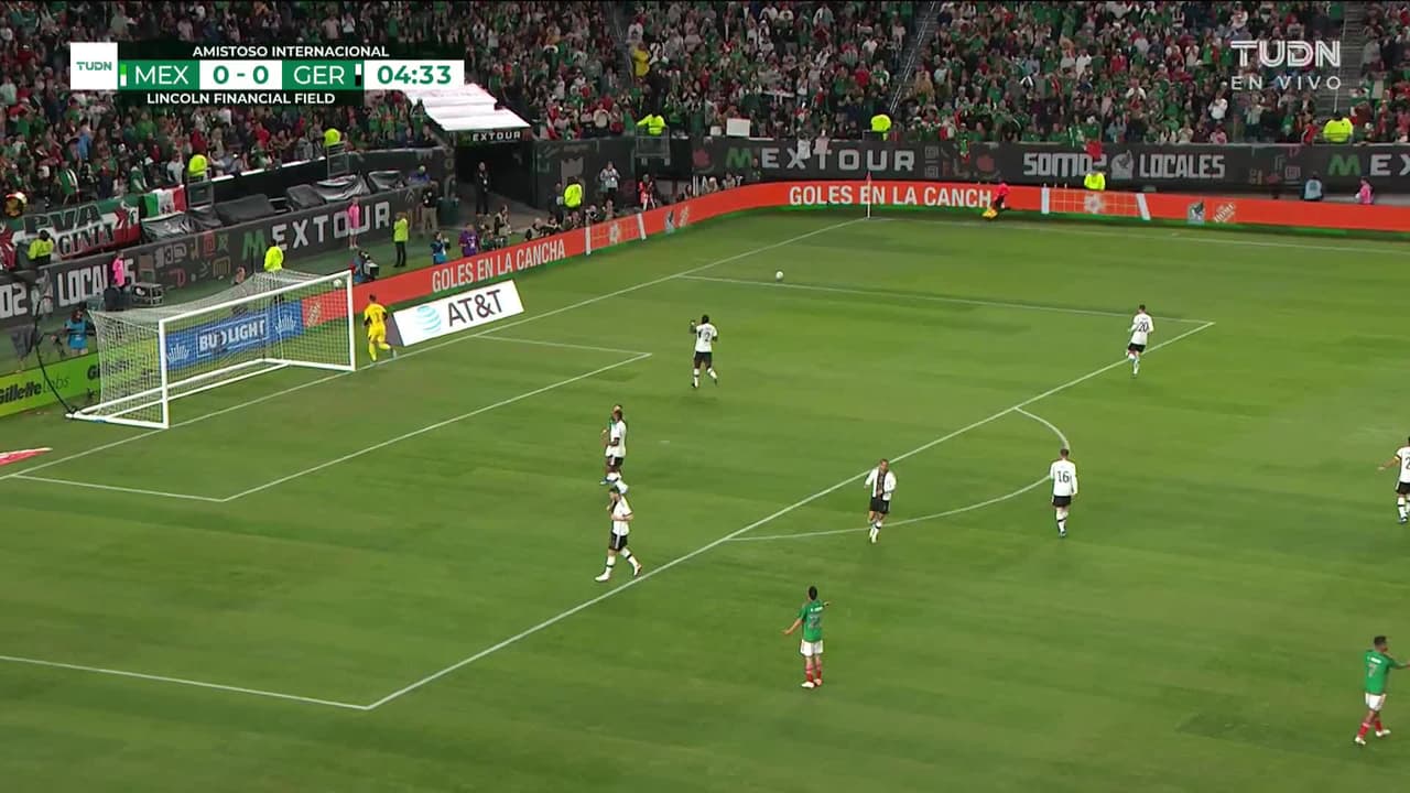 ¡TIRO ATAJADO! disparo por Florian Wirtz.