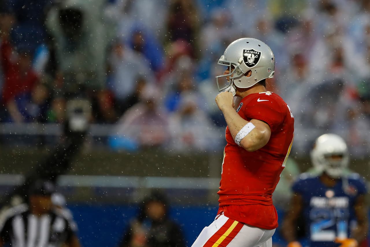 Derek Carr de Oakland completó 11 de 15 pases para 115 yardas. Igual sumó una anotación y una intercepción.