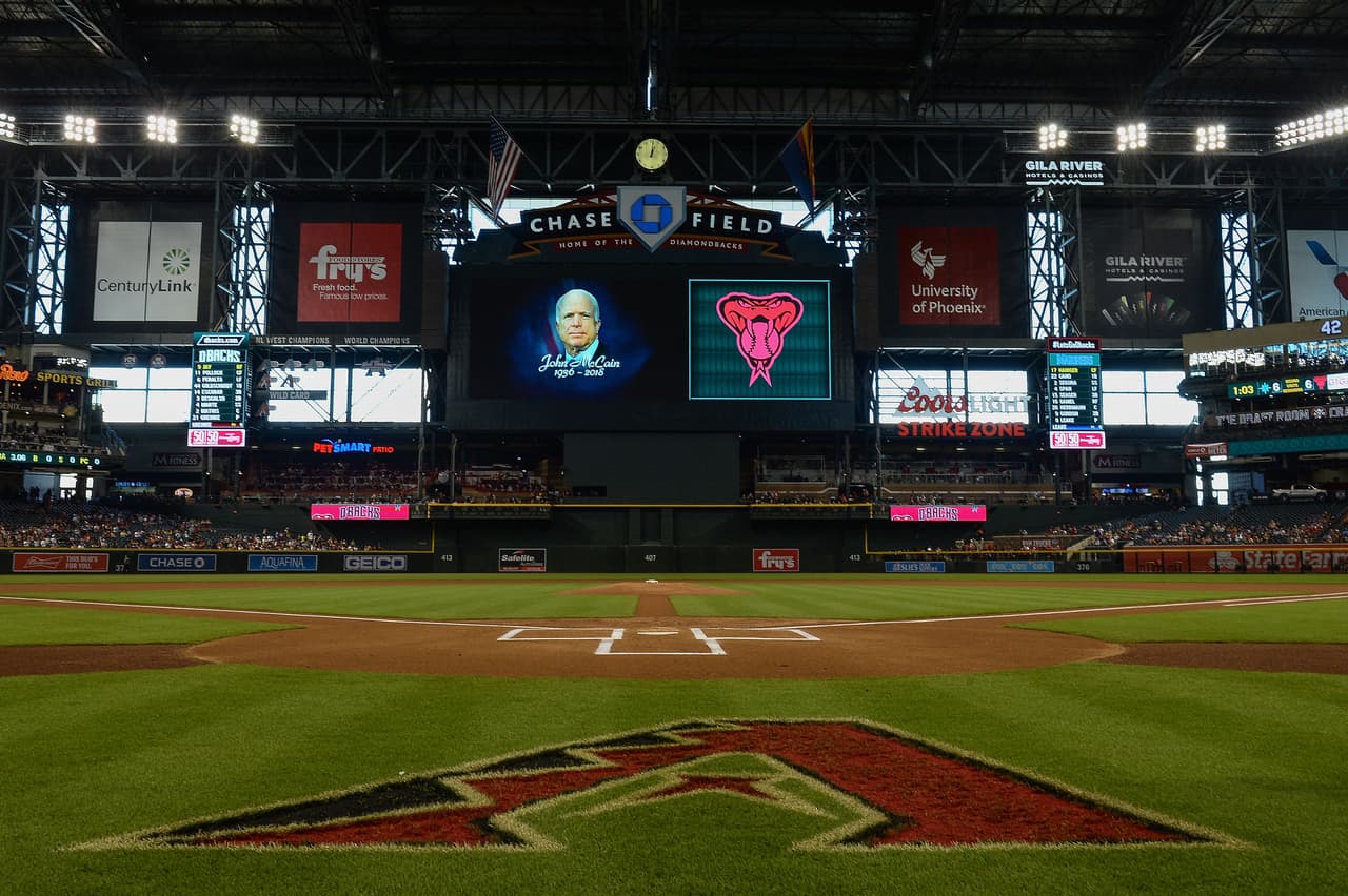 En el estadio de los Diamondbacks también se guardó un minuto de silencio en la memoria del hombre quien también fue veterano de la Guerra de Vietnam.