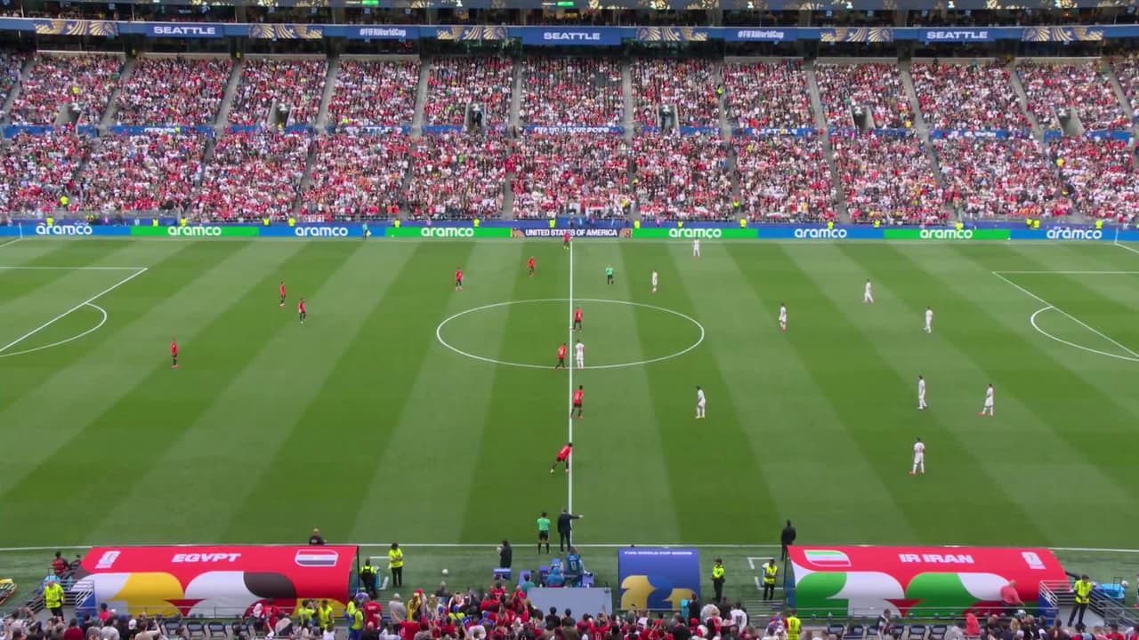 Arranca el partido y la pelota está en juego.