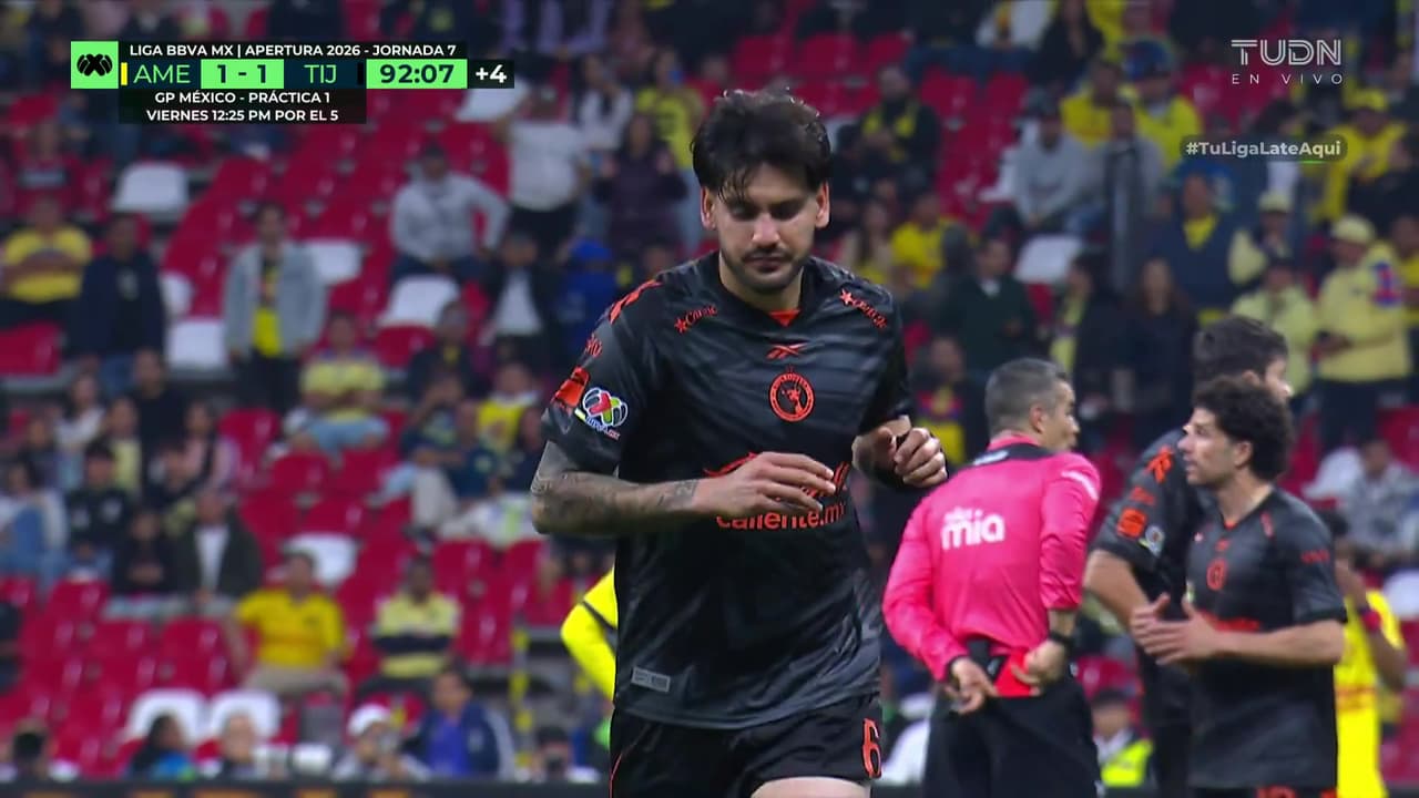 ¡Tarjeta roja a Xolos! Falta en el borde del área sobre Rayito