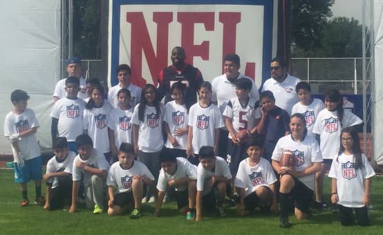 Whitney Mercilus impartió clínica de Tochito y Play 60 en Zacatenco, Ciudad de México