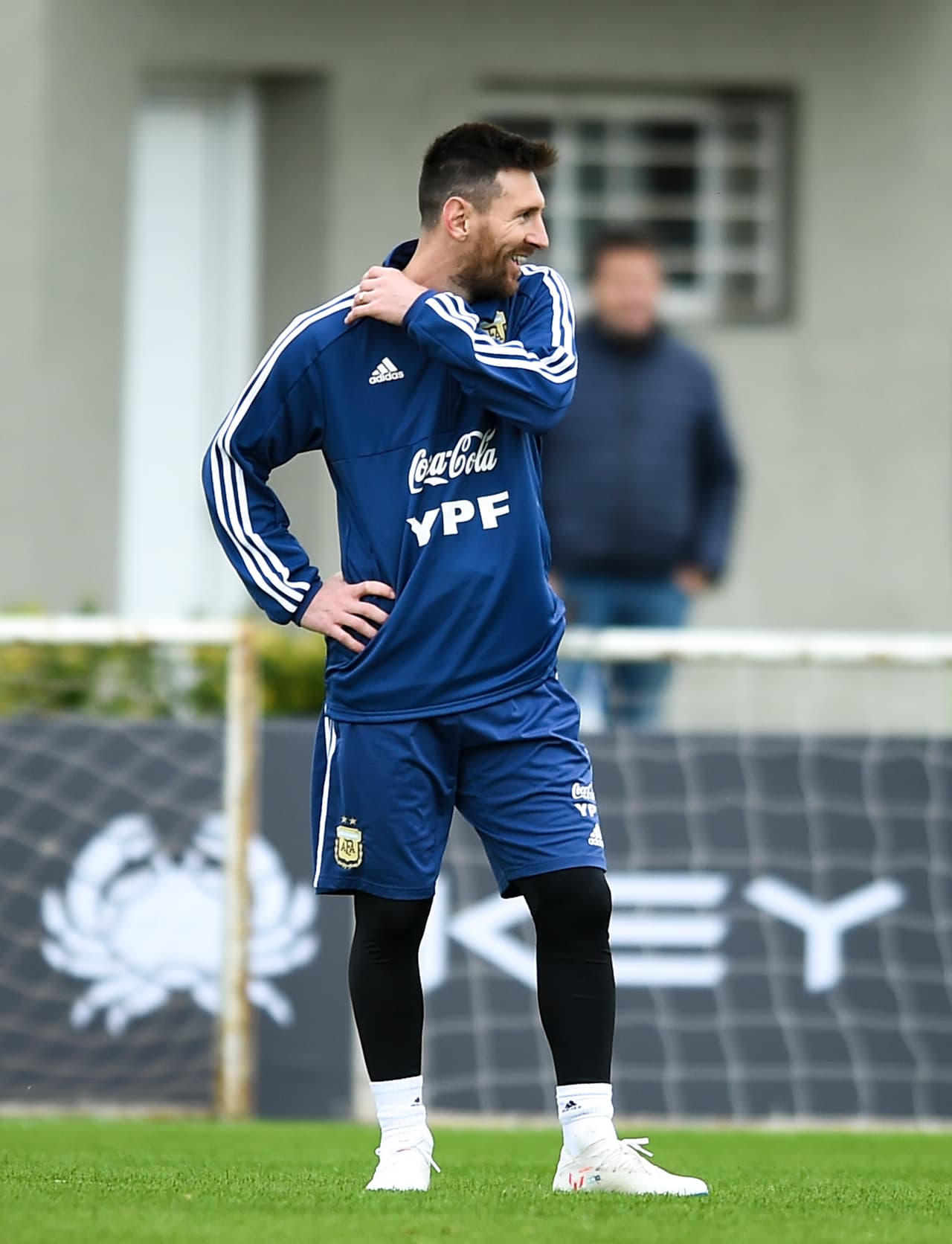 Los dirigidos por Lionel Scaloni realizaron algunos trabajos tácticos en el predio de Ezeiza y luego un partido en espacio reducido. Messi, líder de esta nueva aventura por un título de Copa América, se lució y fue seguido de cerca hasta por los rivales para sacarse una foto con ellos.