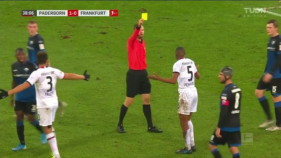 Tarjeta amarilla. El árbitro amonesta a Gelson Fernandes de Eintracht Frankfurt