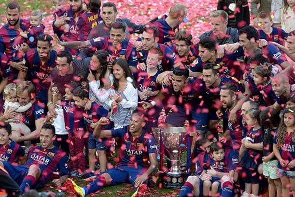 No faltó, por supuesto, la foto de familia. Todo el equipo con el trofeo de la Liga.