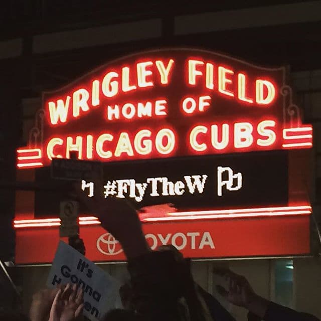 Fanáticos de los Cubs demostraron su pasión por el equipo y compartieron sus fotos festejando el triunfo ante los Piratas en las redes sociales. Mira esta galería.