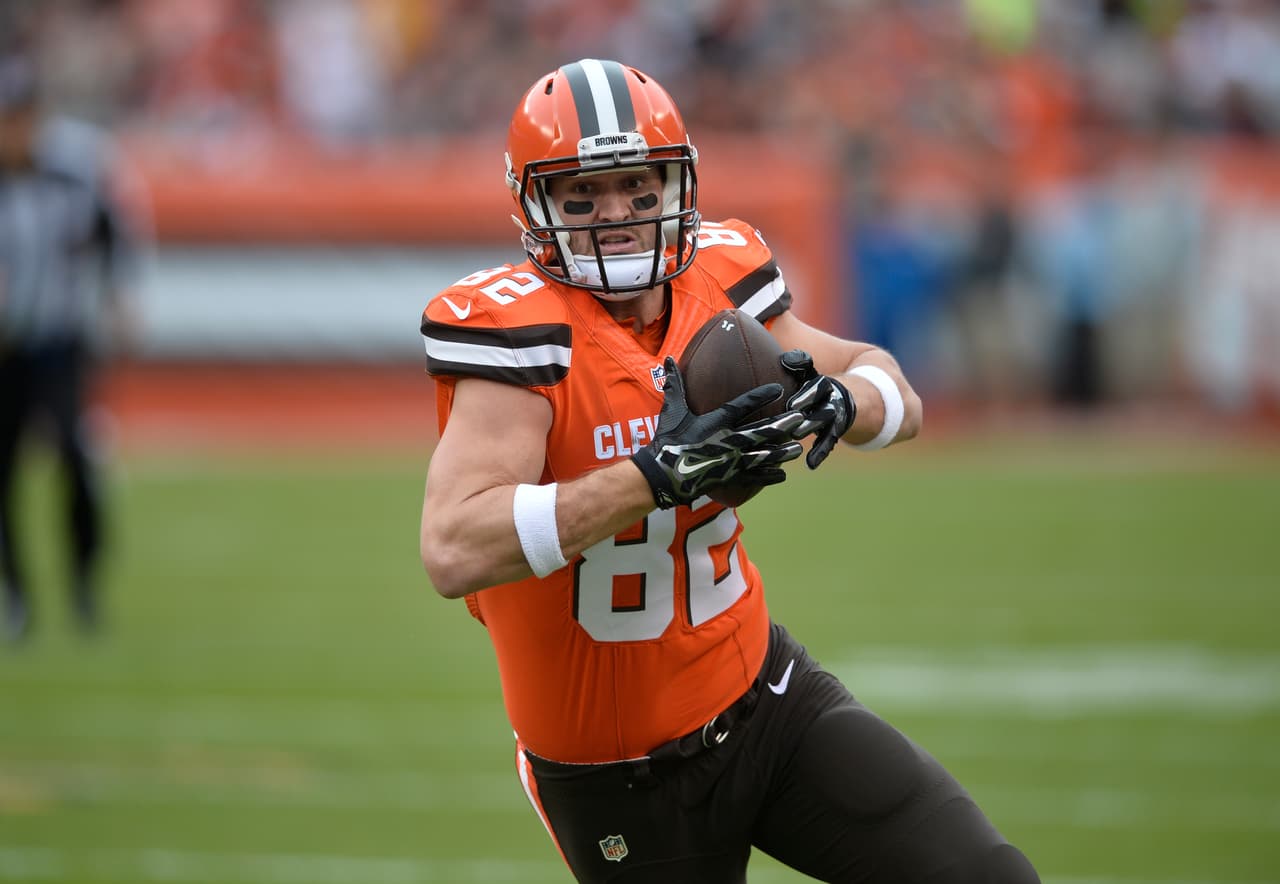 94 / GARY BARNIDGE - TE - CLEVELAND BROWNS Llegó en 2008 como seleccionado en la 5a. Ronda, Pick 141 de Cleveland Browns. Sus primeras 6 temporadas fueron para el olvido. Pero en 2015 se transformó en el líder receptor de los Browns, todo desde su posición natural de ala cerrada. Atrapó 79 pases para 1,043 yardas y 9 touchdowns.