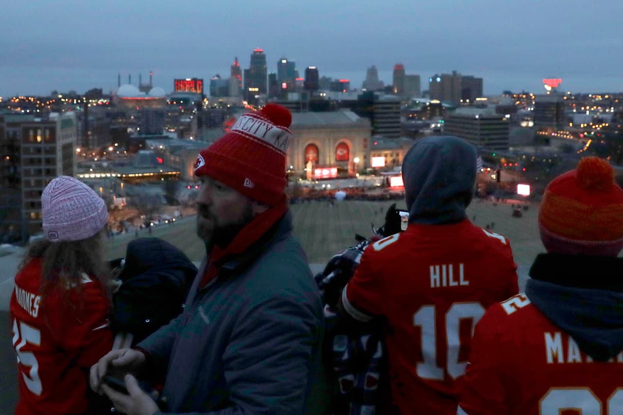Las bajas temperaturas no detuvieron a los fanáticos que se reunieron en el centro de Kansas para admirar el trofeo que tardó 50 años en regresar a su ciudad.