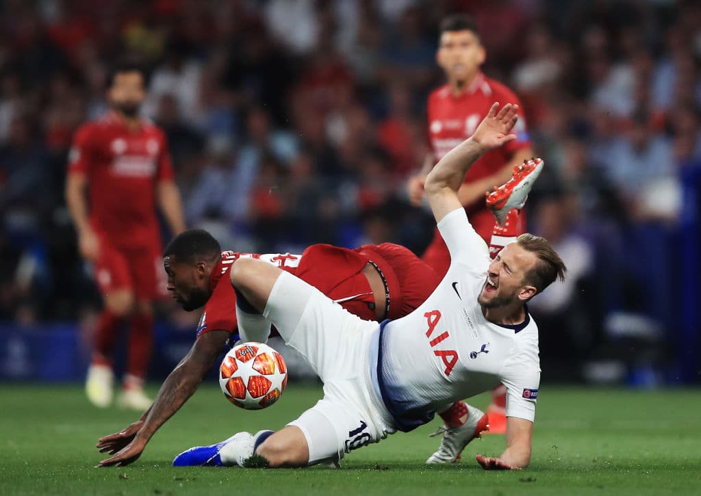 La imagen en el suelo de Harry Kane es reflejo del primer tiempo del Tottenham sin un solo tiro al arco.