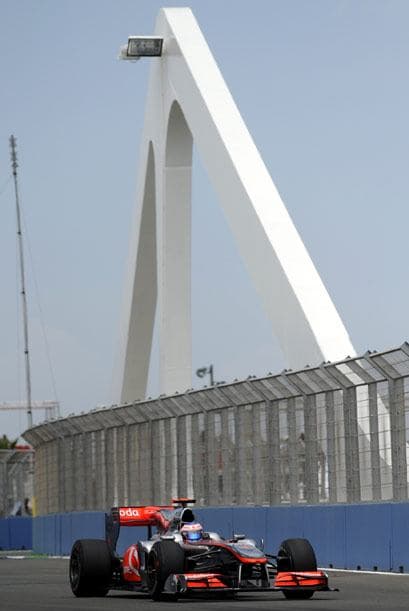 El piloto inglés de la McLaren-Mercedes aparentemente adelantó al auto de seguridad, pero no fue sancionado.