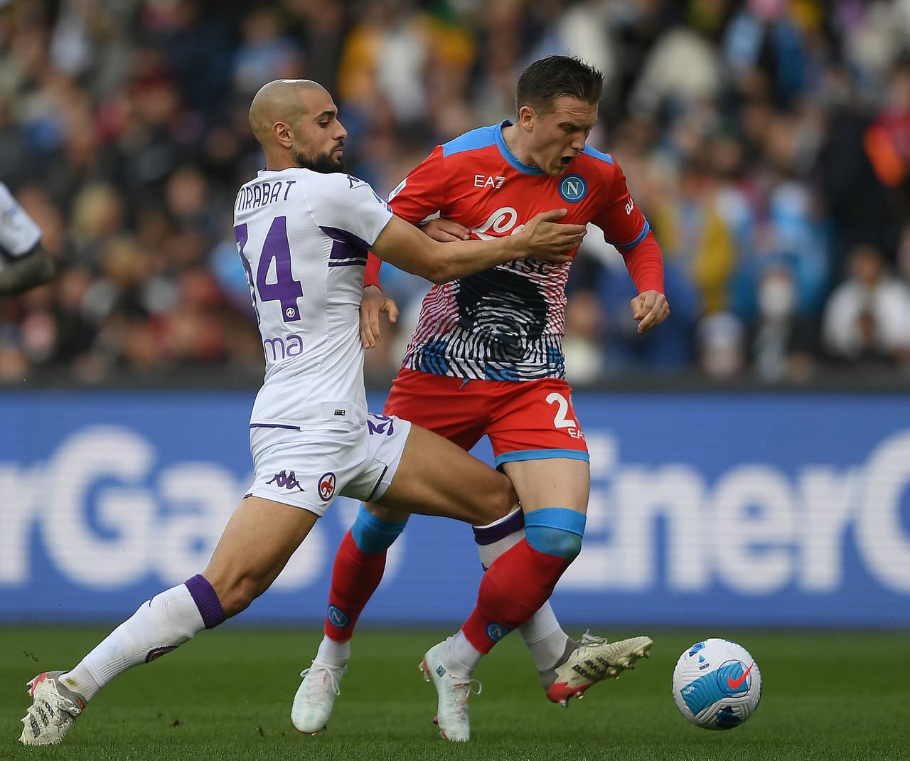 Napoli desperdició la oportunidad de tomar el liderato en Italia en la Serie A al perder en casa por 2-3 ante la Fiorentina; Hirving Lozano jugó en todo el segundo tiempo con poco aporte a la ofensiva.