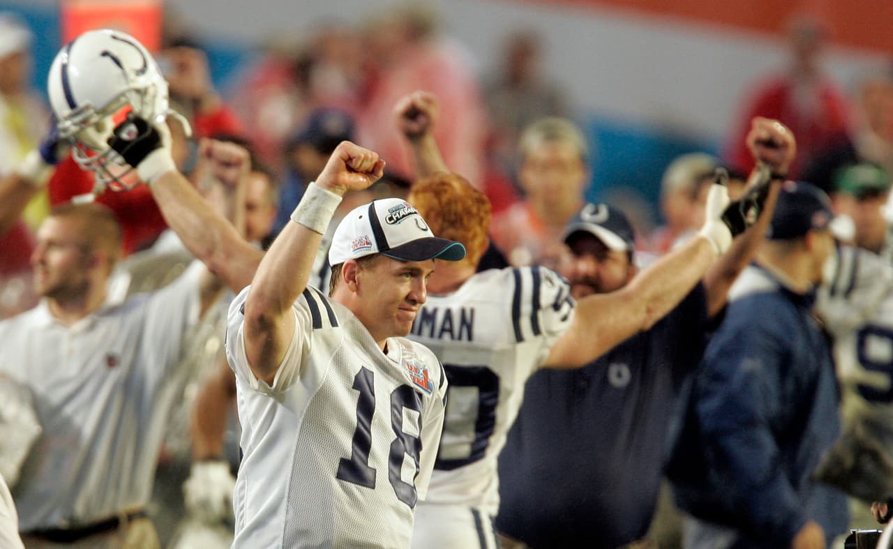 Super Bowl XLI (Indianapolis Colts 29-17 Chicago Bears) | Se llevó a cabo en DOlphin Stadium, Miami. MVP: Peyton Manning (QB Indianapolis). Costo del comercial de 30 segundos: 2.6 millones por CBS.