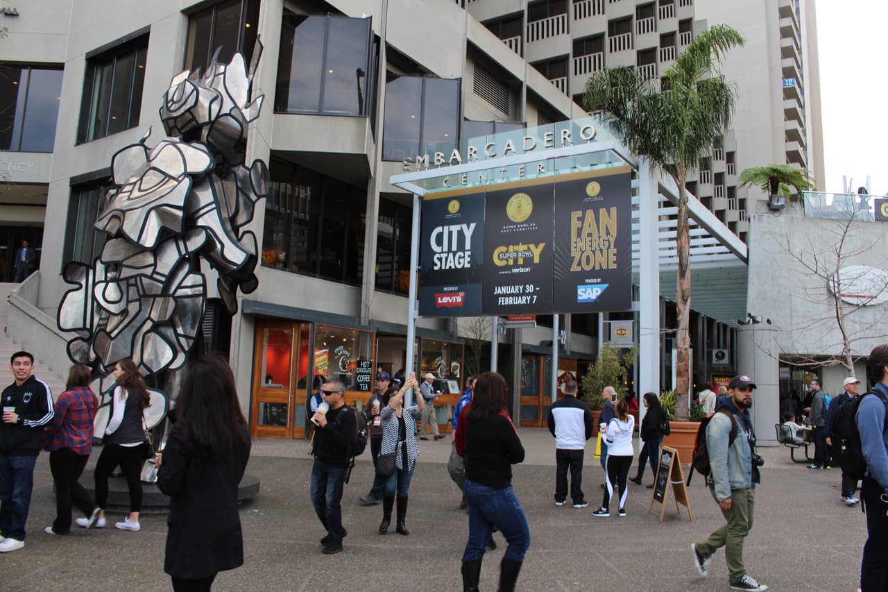 El 50 está por todos lados en el área de la bahía días antes del Gran Juego