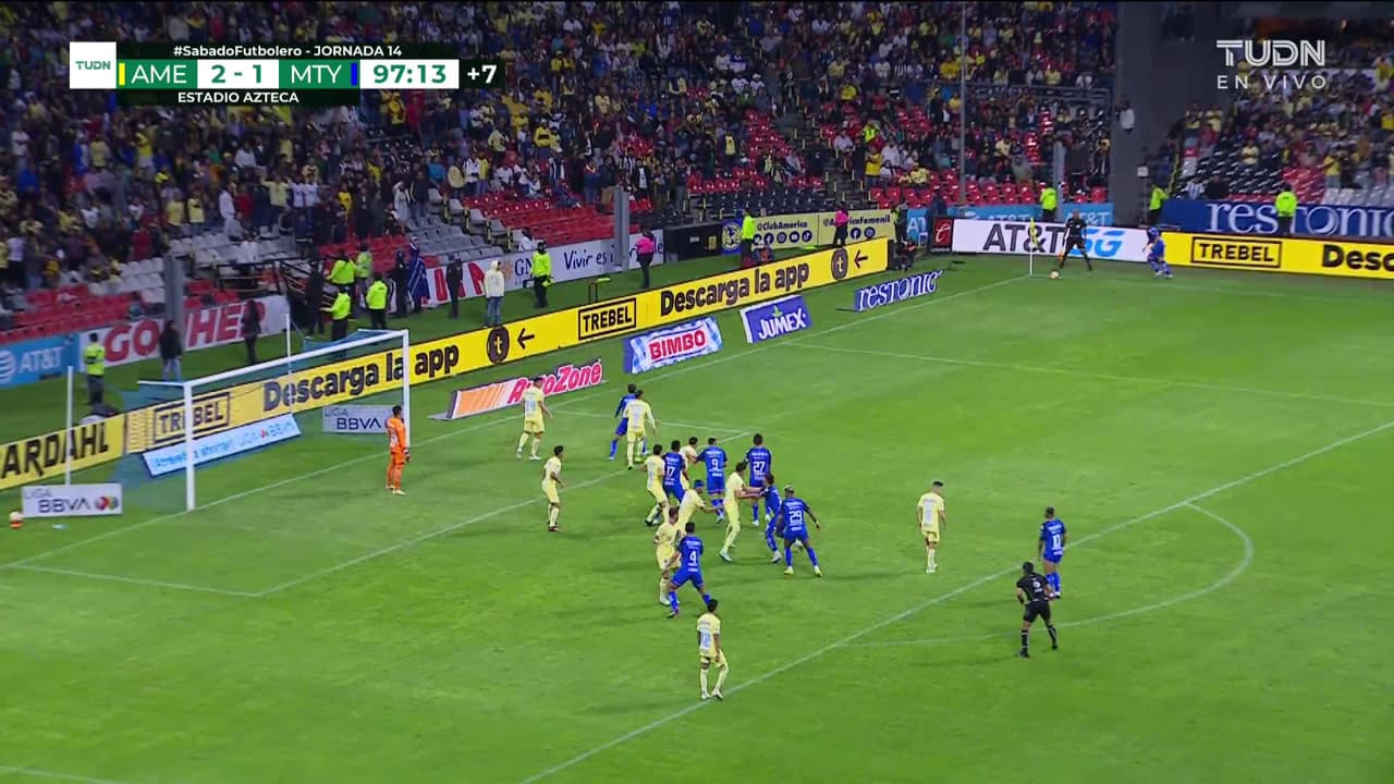 ¡Expulsión! El árbitro saca la roja directa a Esteban Andrada.