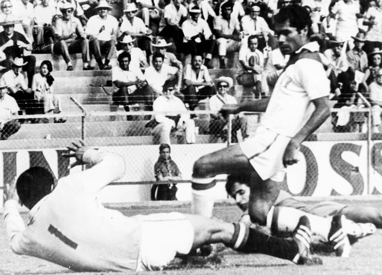 En la vuelta Brasil se impuso 2-0 y como quedaron empatados en el global, se decidió hacer un sorteo en el que aparentemente se vieron favorecidos los peruanos luego de que una niña llamada, Verónica Salinas, escogiera misteriosamente el papel con el nombre de Perú.