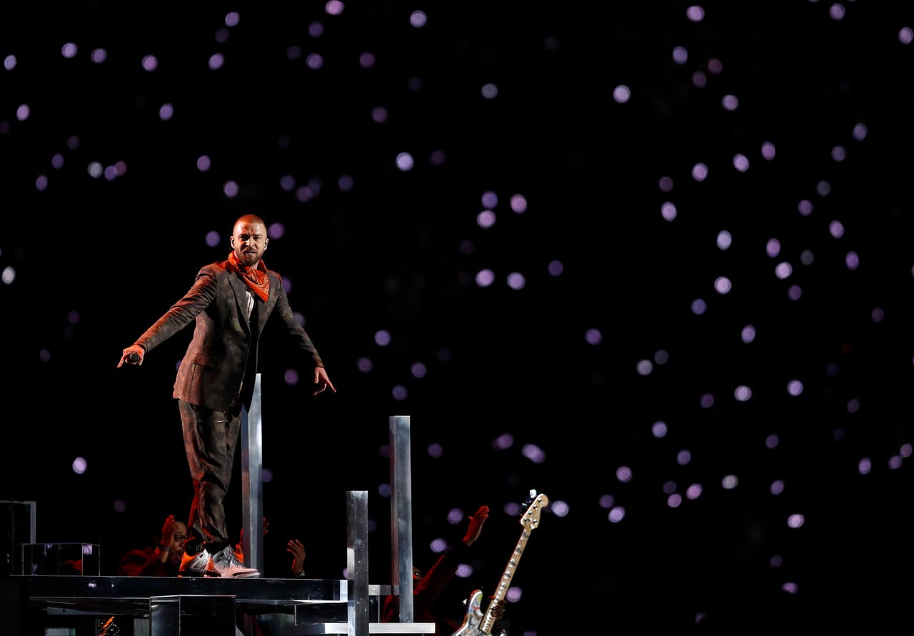 El popular cantante se presentó en el show de medio tiempo del partido entre New England Patriots y Philadelphia Eagles con sus éxitos de hoy y siempre.