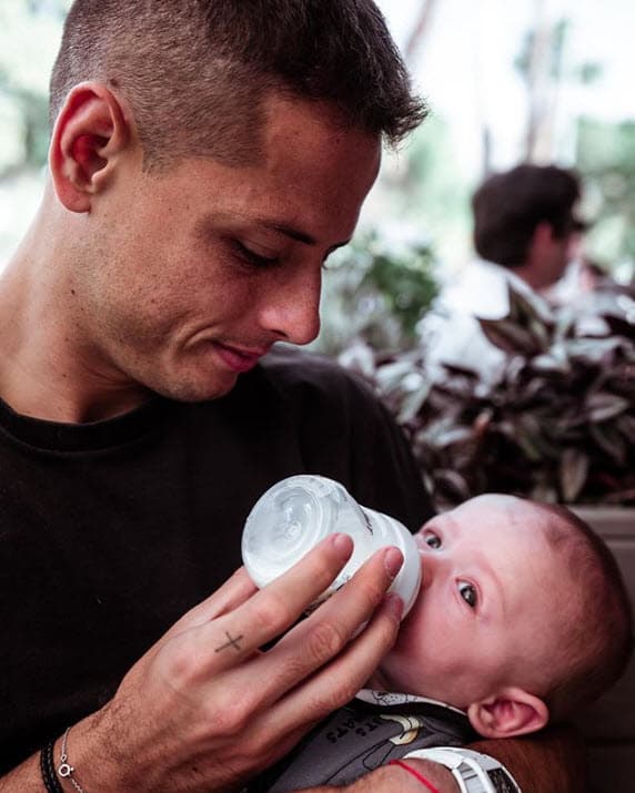 No tiene ni un año desde que Javier Hernández y Sara Kohan se convirtieron en padres primerizos.