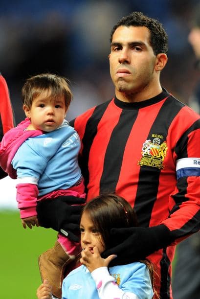 Carlos Tévez salió al campo con sus hijos.