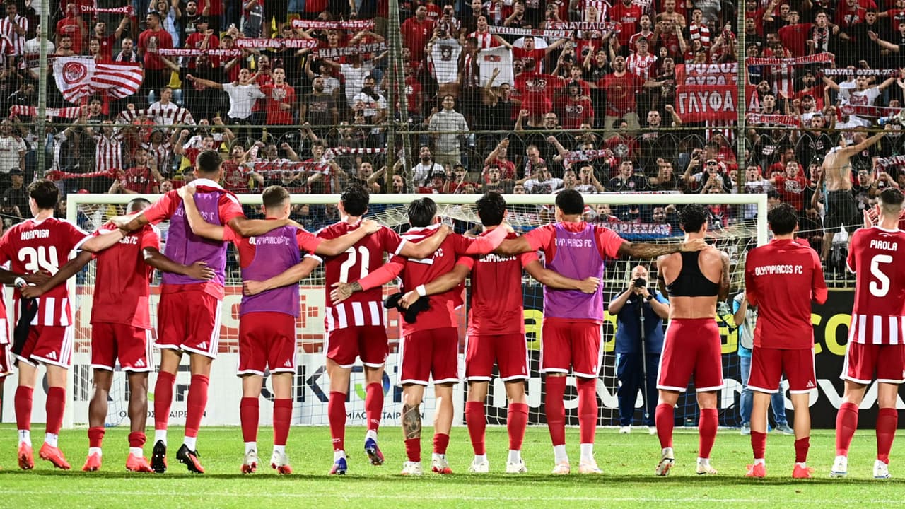 ¡La afición hace sentir su apoyo al Olympiacos de “La Hormiga” González!