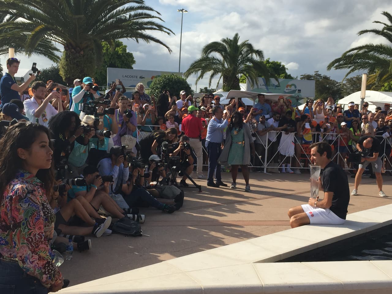 Fueron unos cuantos minutos, pero Federer estuvo muy de cerca con los fans al tiempo que los medios de comunicación lo buscaban para todo tipo de placas.