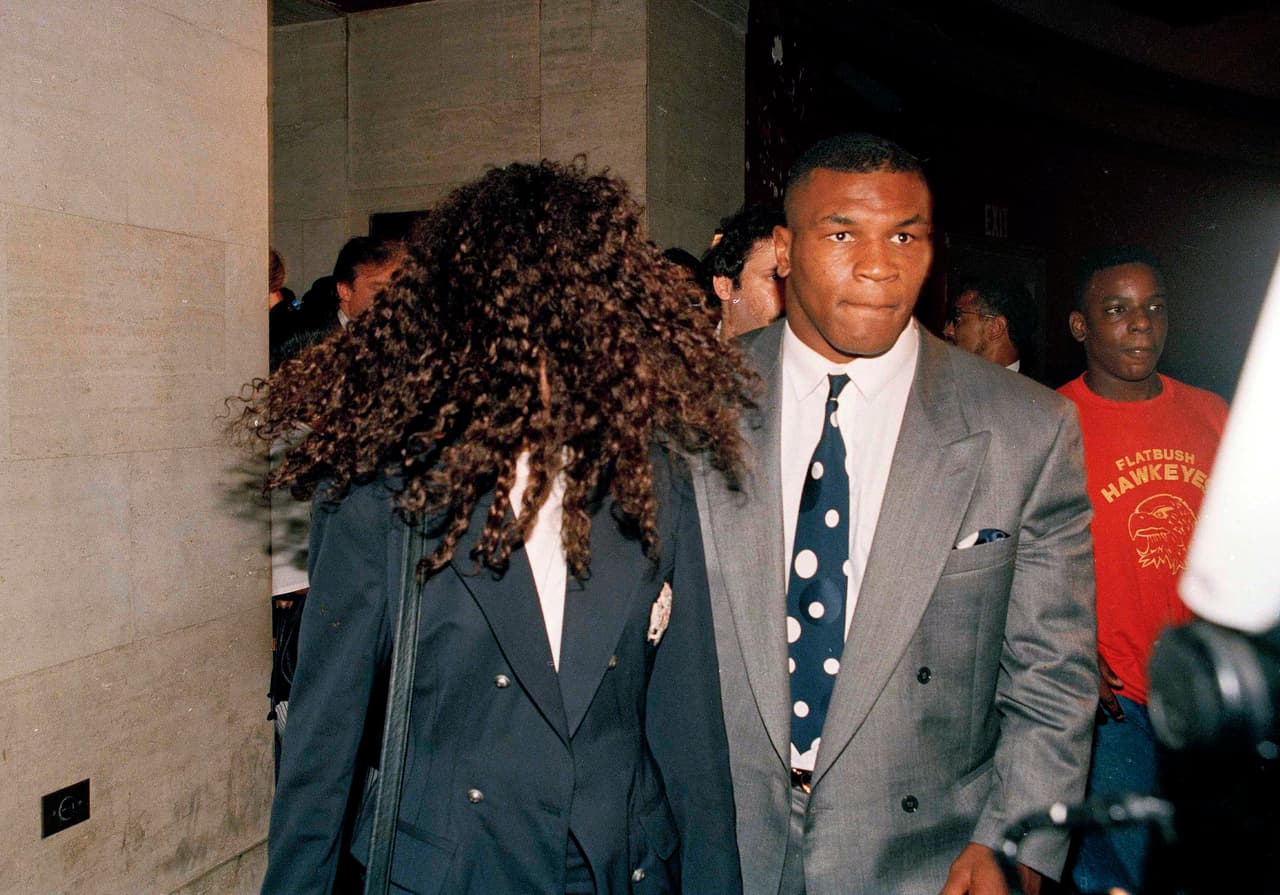 En una más de las suya, Mike Tyson le pagó 10 millones de dólares a su exesposa la modelo Robin Givens. Se separaron por presunta violencia doméstica.