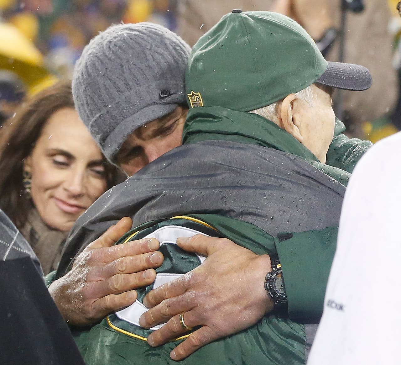 Durante el medio tiempo del partido entre Chicago Bears y Green Bay Packers se realizó un homenaje a Brett Favre con el retiro del número 4 que usó en su carrera.