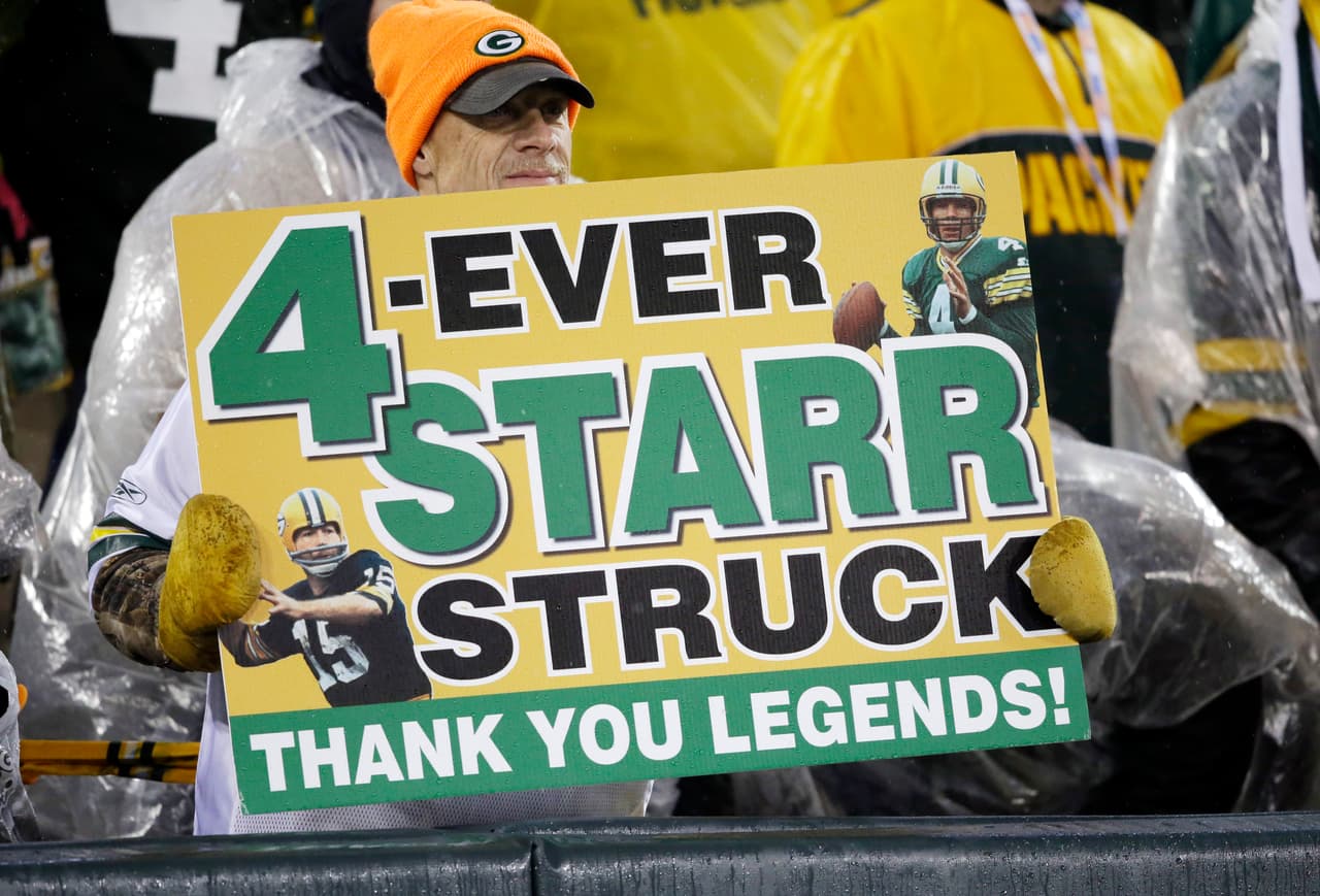 Durante el medio tiempo del partido entre Chicago Bears y Green Bay Packers se realizó un homenaje a Brett Favre con el retiro del número 4 que usó en su carrera.