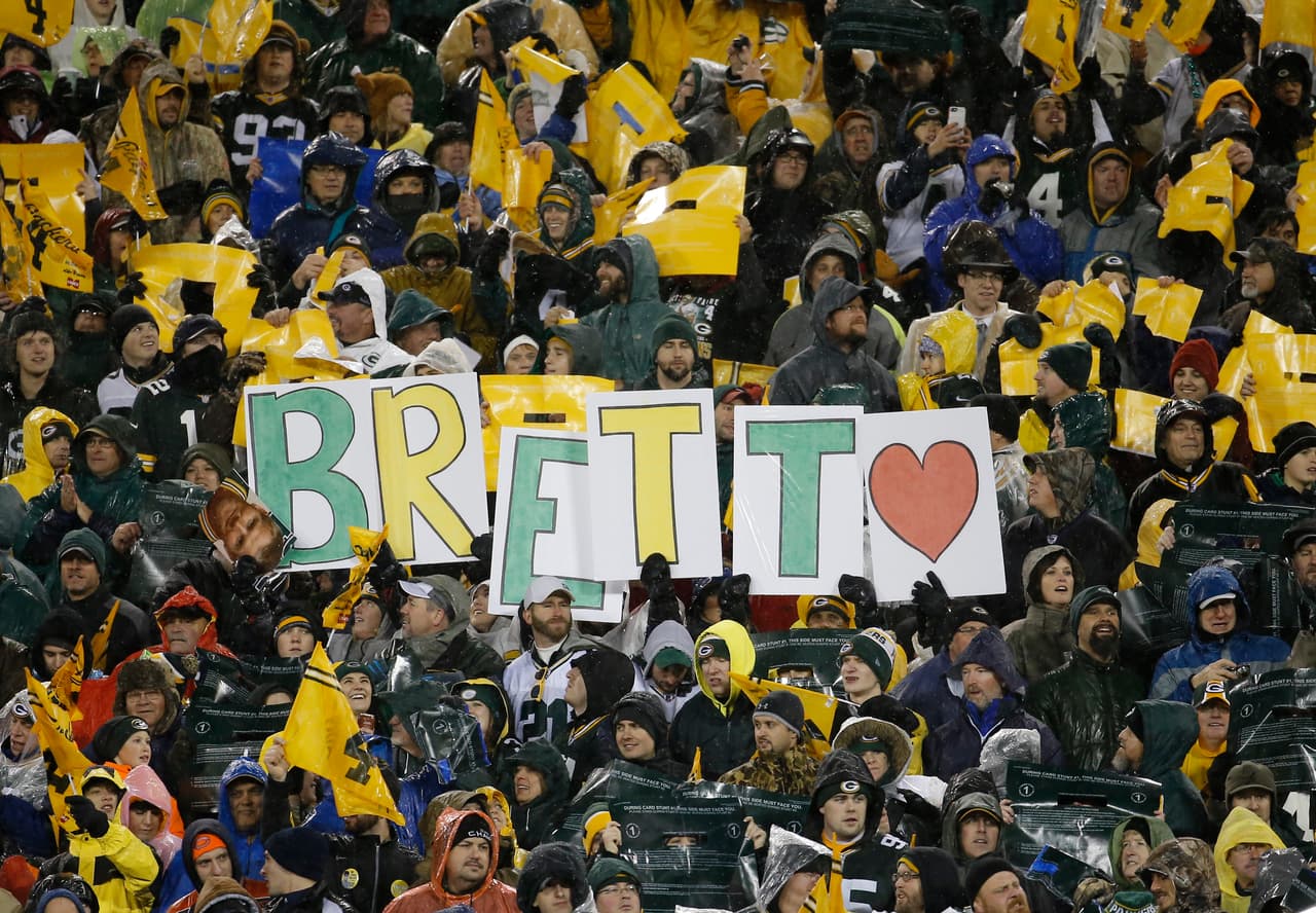 Durante el medio tiempo del partido entre Chicago Bears y Green Bay Packers se realizó un homenaje a Brett Favre con el retiro del número 4 que usó en su carrera.