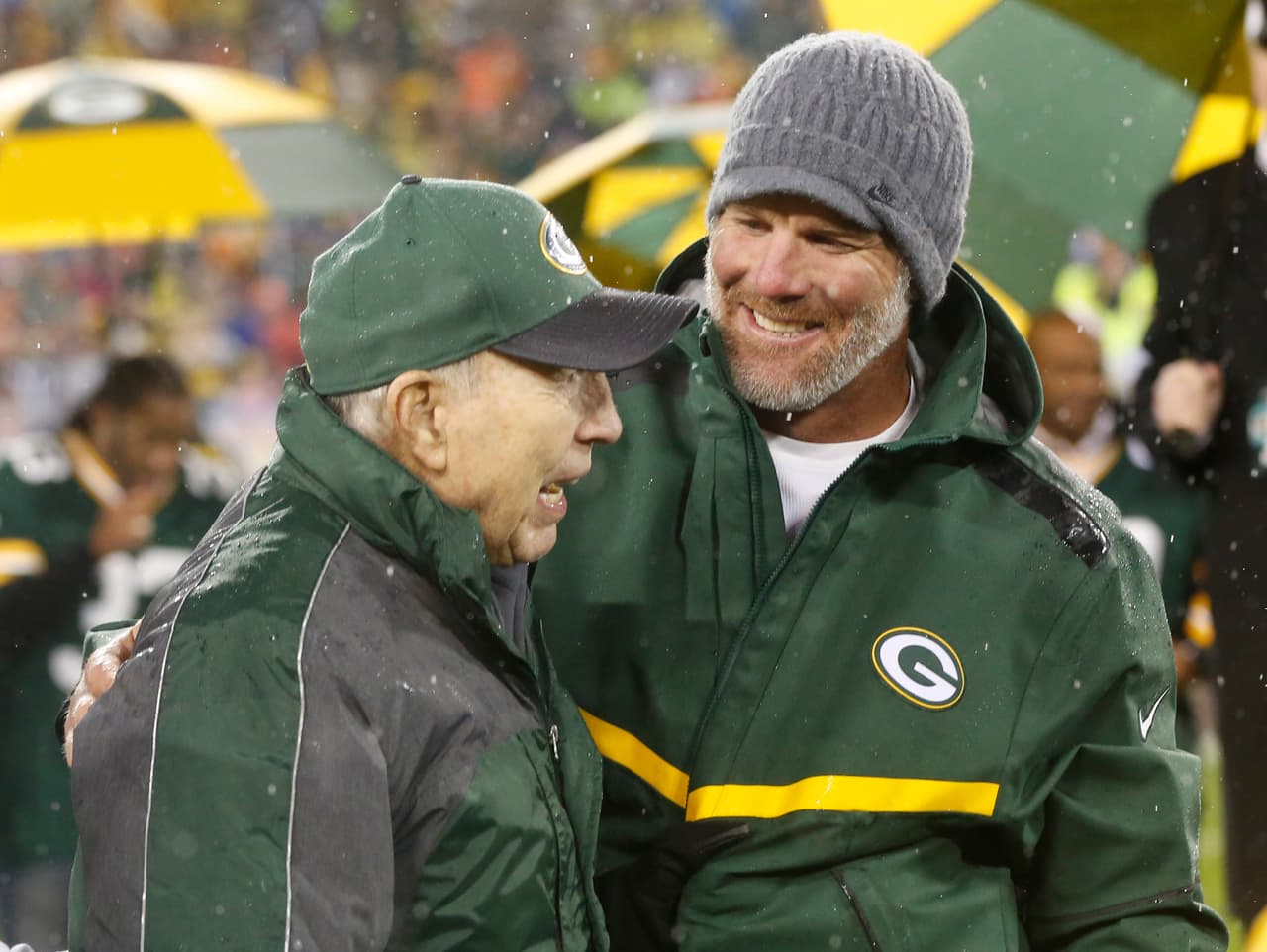 Durante el medio tiempo del partido entre Chicago Bears y Green Bay Packers se realizó un homenaje a Brett Favre con el retiro del número 4 que usó en su carrera.