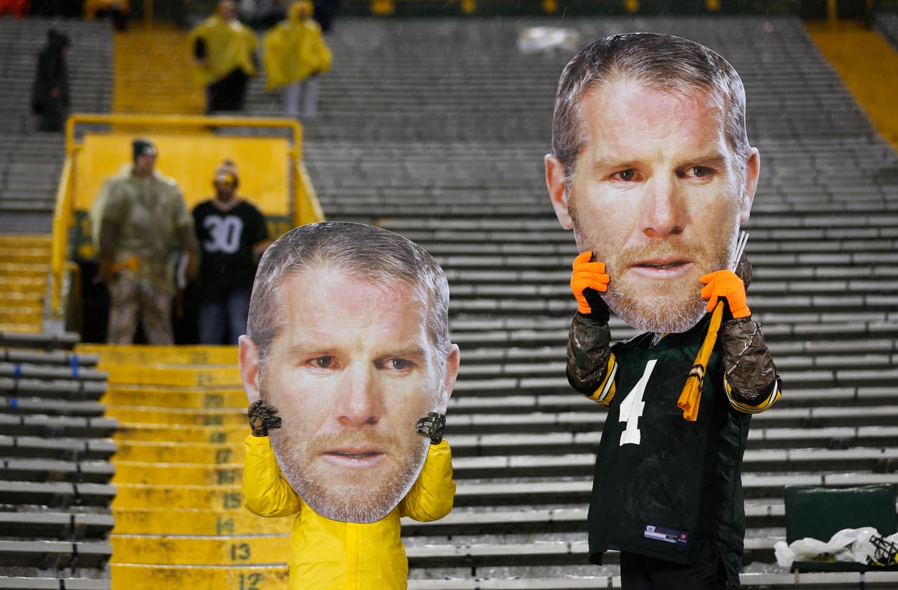 Durante el medio tiempo del partido entre Chicago Bears y Green Bay Packers se realizó un homenaje a Brett Favre con el retiro del número 4 que usó en su carrera.