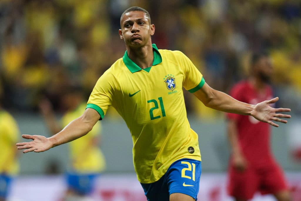 El astro del París Saint-Germain se lastimó poco después de que Richarlison había anotado el primer gol de Brasil, a los 22 minutos. Fue sustituido por Everton.