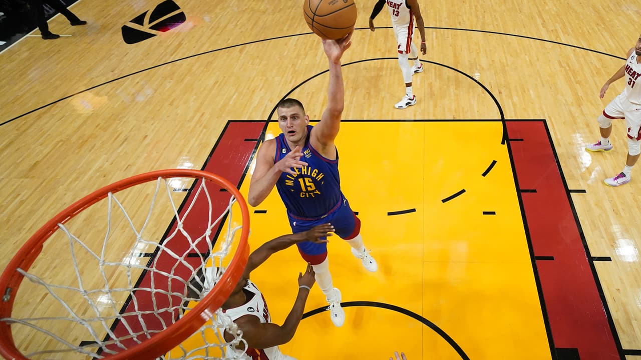 Nuggets aventaja al Heat con otro triple doble de Jokic