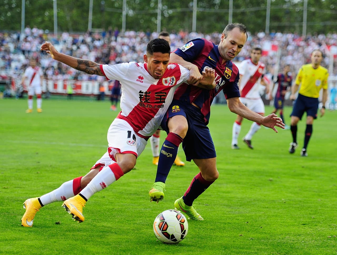 Javier Aquino juega de extremo derecho, pero en la selección de La Liga fue usado como lateral por ese lado. El jugador estuvo en Villarreal (segunda división) y con Rayo Vallecano. Su estadía en España fue de 2012 a 2015.