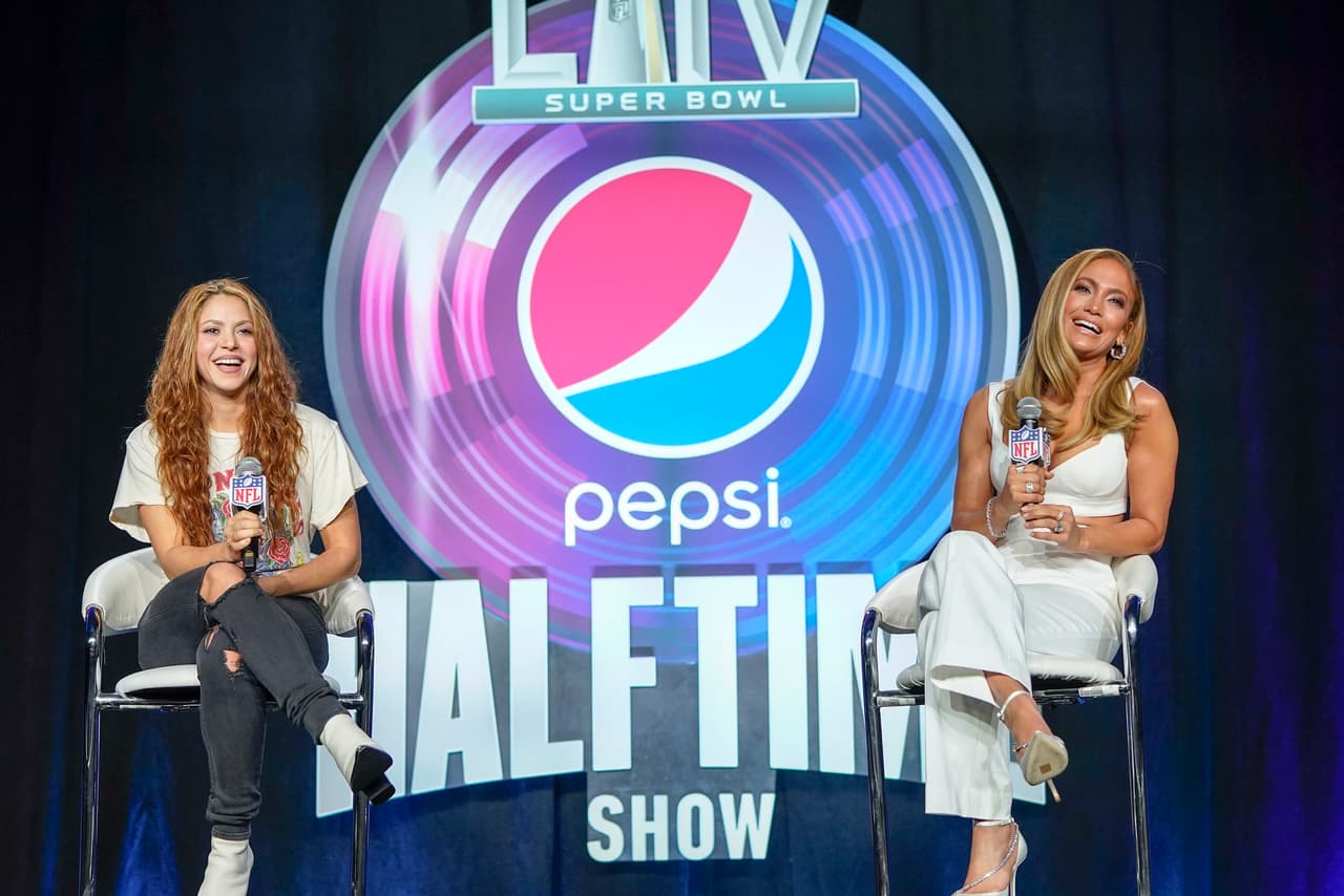 Shakira y Jeniffer López están listas para el show de medio tiempo del Super Bowl LIV. A pesar de tener estilos diferentes, el show será todo un complemento. Aseguran que el performance será increíble y lleno de energía.