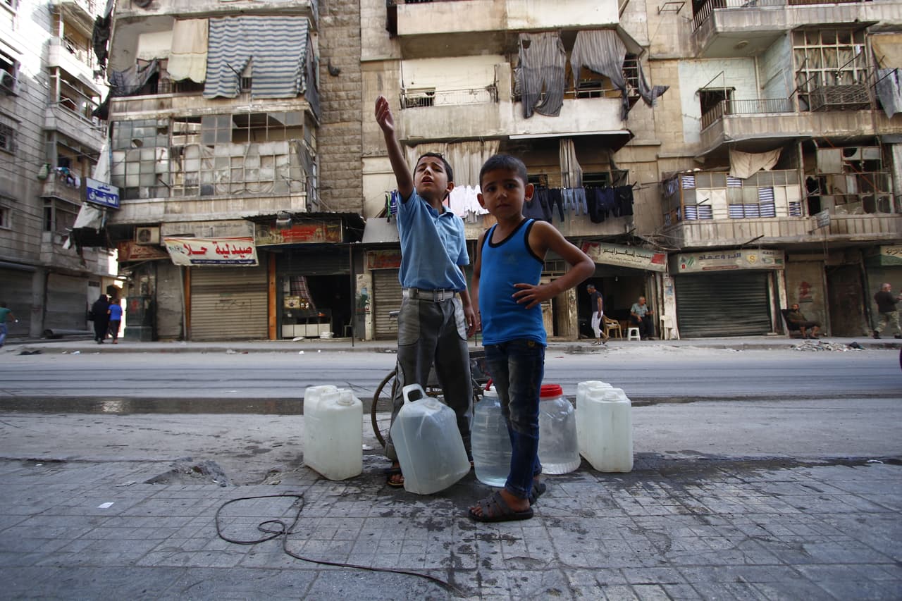 Abdulghani, de 9 años, y su hermano Hassan, de 6 años, esperan su turno para llenar los bidones vacíos de un pozo de agua en el este de Alepo, Siria. Cuando se corta el agua de la red principal en el este de Alepo, alrededor de 270.000 personas, incluyendo 100.000 niños, se ven obligados a utilizar agua de fuentes no confiables, incluyendo pozos contaminados. 6 de octubre de 2016.