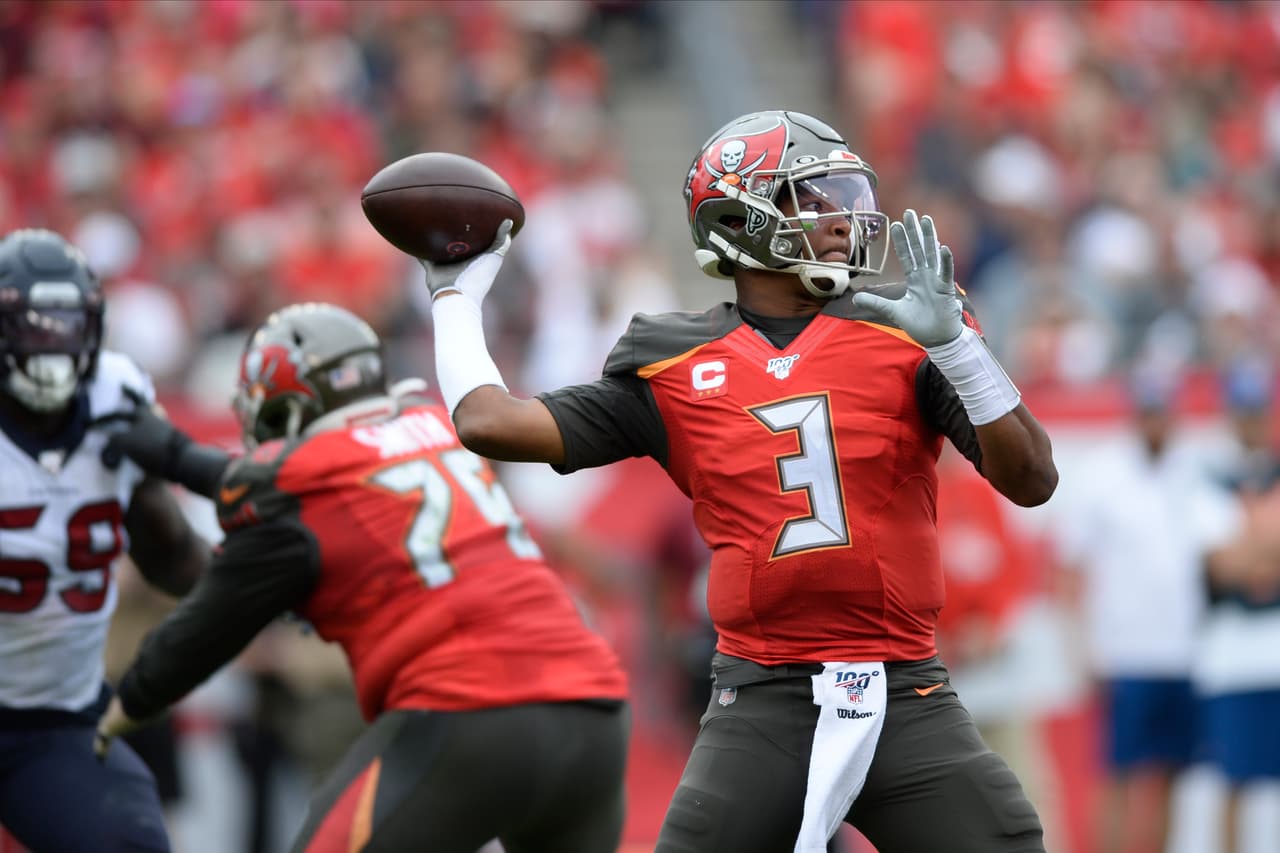 <b>El fin de la era con Bucs</b>
<br>- Tras no poder mejorar su nivel y quedarse muy corto de las expectativas que se tenían de él como supuesto líder, salió de Tampa Bay con marca de 28 triunfos y 42 derrotas.
<br>- Era agente libre antes del Draft y este 26 de abril anunciaron los Saints su contratación, pero será el bakcup de Drew Brees y tendrá que reafirmar ser capaz de asumir la titularidadacuando se retire, ya que no le quedan mucho años en la NFL.
