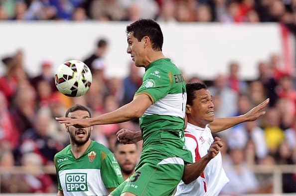 Enzo Roco. Posición: Defensa central. Edad: 23 años. Equipo Espayol. Veces seleccionado: 6 participaciones. Descripción: A pesar de su juventud es u n defensa con mucha experiencia.